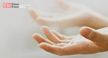 საემიროებში მძღოლები ქუჩაში ლოცვისთვის დაჯარიმდებიან