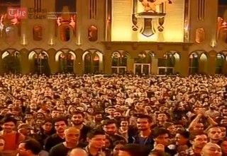 პარლამენტთან მიმდინარე აქციაზე გიორგი კვირიკაშვილს ბოთლები ესროლეს