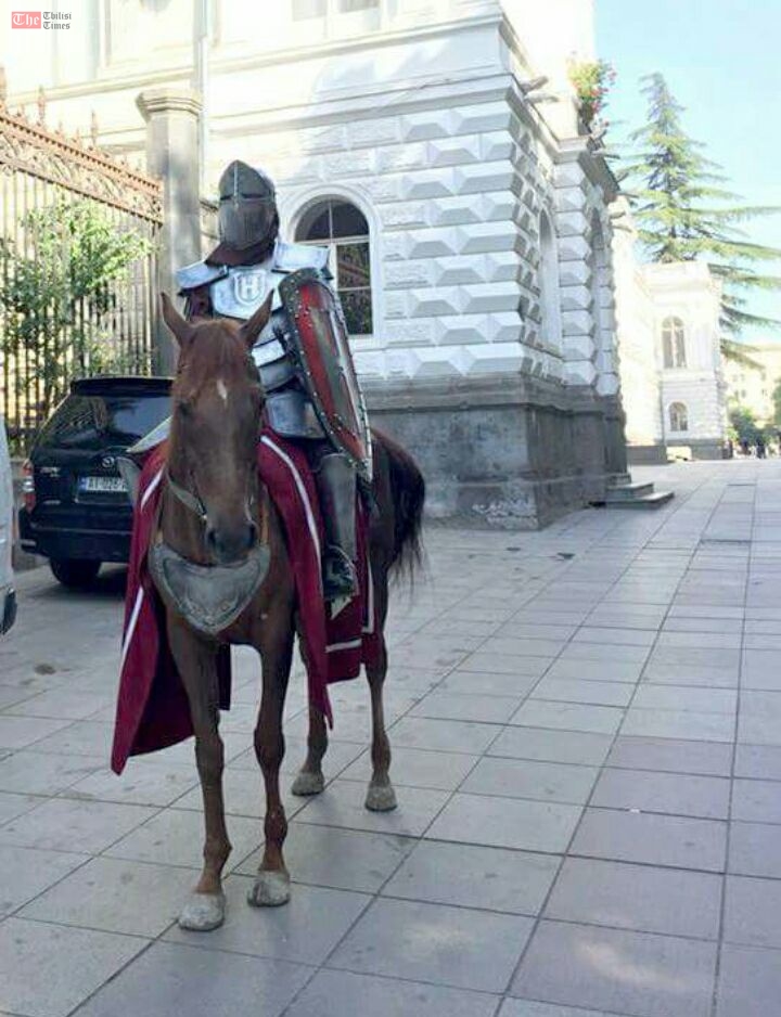 რუსთაველის გამზირზე ცხენზე ამხედრებული კაცი გამოჩნდა