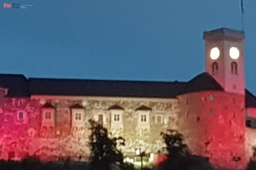 ლუბლიანას სასახლე საქართველოს დროშის ფერებში გაანათეს