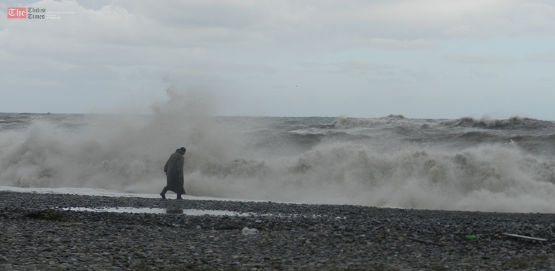 საგანგებო სიტუაციების სამსახური ზღვაზე დამსვენებლებს შტორმის შესახებ აფრთხილებს