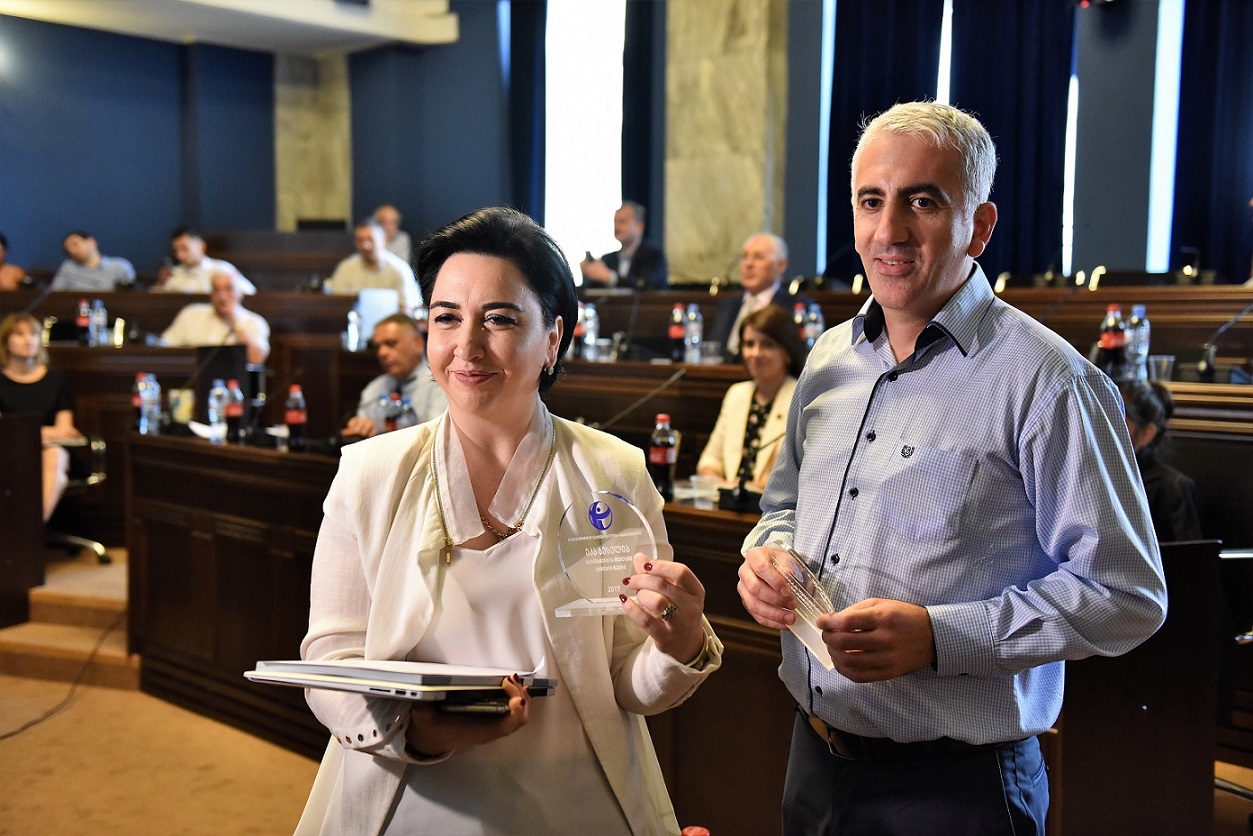 ეკა ბესელიას, როგორც პარლამენტის ყველაზე აქტიურ წევრს, „საერთაშორისო გამჭვირვალობა-საქართველომ“ პრიზი გადასცა