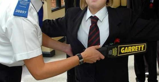 სექტემბრიდან მანდატურები მოსწავლეებს მეტალოდეტექტორით შეამოწმებენ