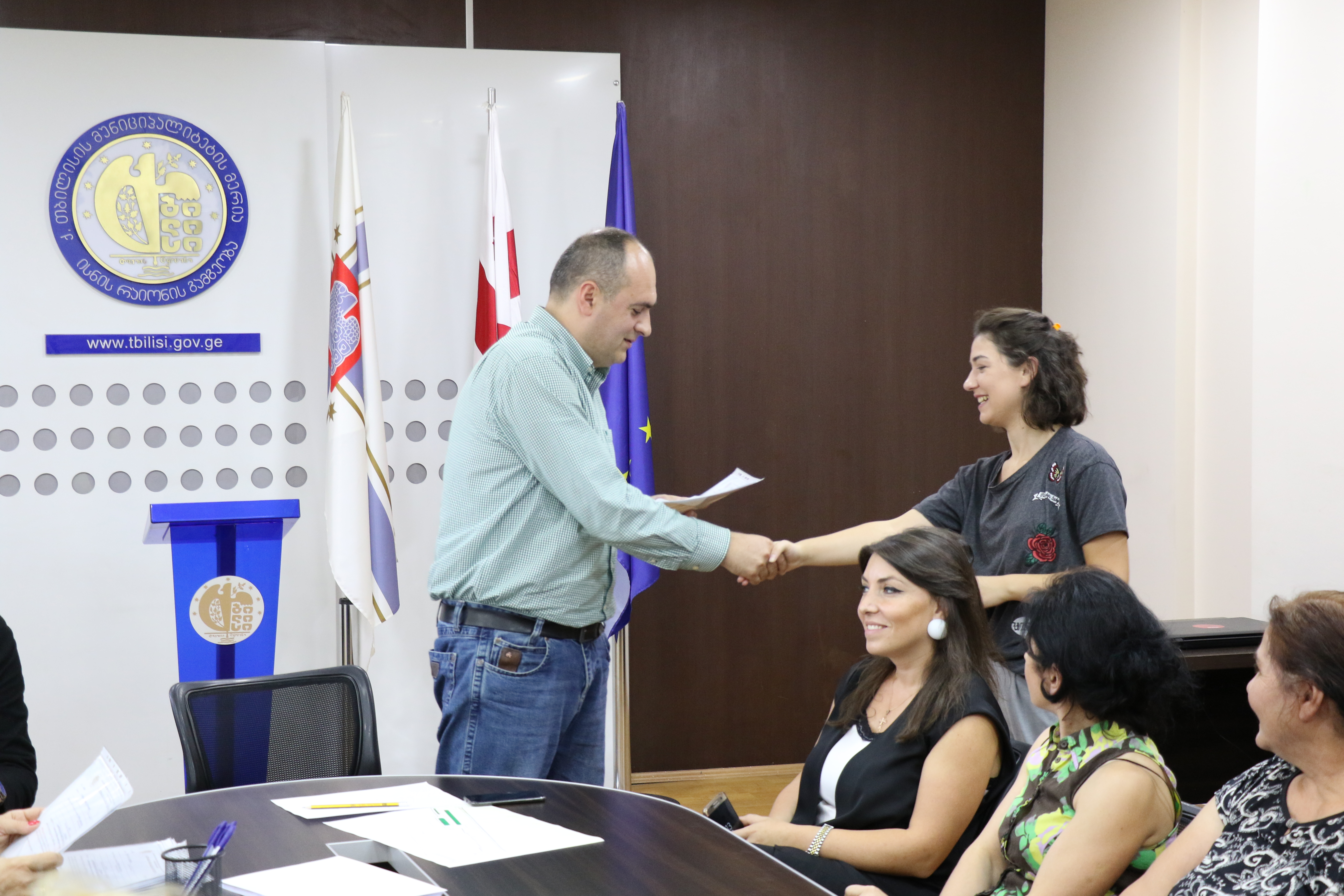 ისნის რაიონში  მცხოვრებ 25 ოჯახს საცხოვრებელი ფართები საკუთრებაში გადაეცა