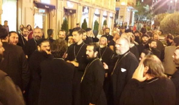 სასულიერო პირებმა და მრევლმა კანაფთან დაკავშირებული პოლიტიკა მსვლელობით გააპროტესტეს