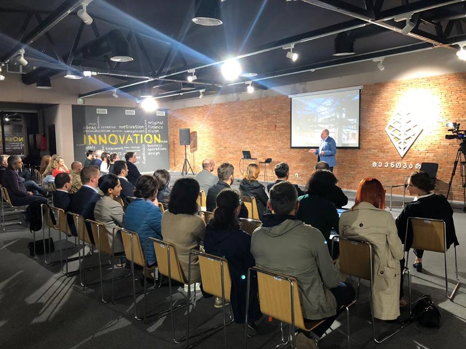 ,,დემოკრატიულობა, ინოვაციურობა და მეწარმეობა – ეს ის ძირითადი მაჩვენებლებია, რომლითაც საქართველოს ეძლევა შესაძლებლობა, გახდეს ლიდერი”-სტივენ ფეარი