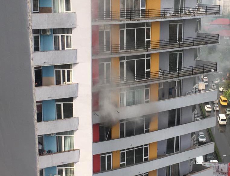 ბათუმში, საცხოვრებელი კორპუსის ერთ-ერთ ბინაში ხანძარია