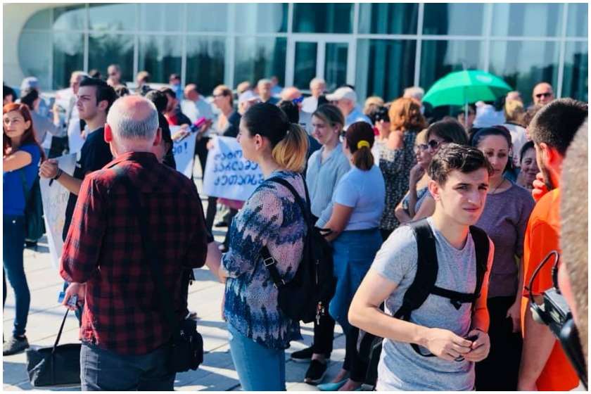 პარლამენტის თბილისში გადატანას ქუთაისში აქციით აპროტესტებენ