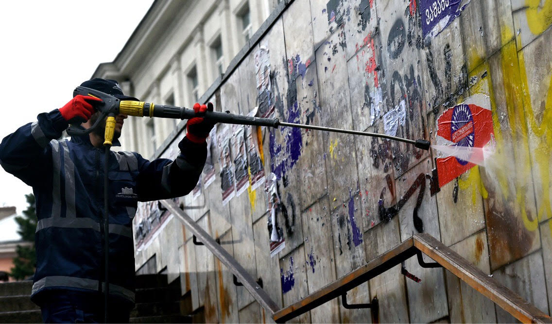 „თბილსერვის ჯგუფმა“ კანონდარღვევით გაკრული პლაკატების ჩამოხსნა დაიწყო