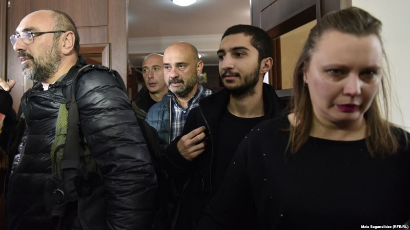 პროკურატურის შუამდგომლობის საფუძველზე, სასამართლომ ფოტოგრაფები გაამართლა