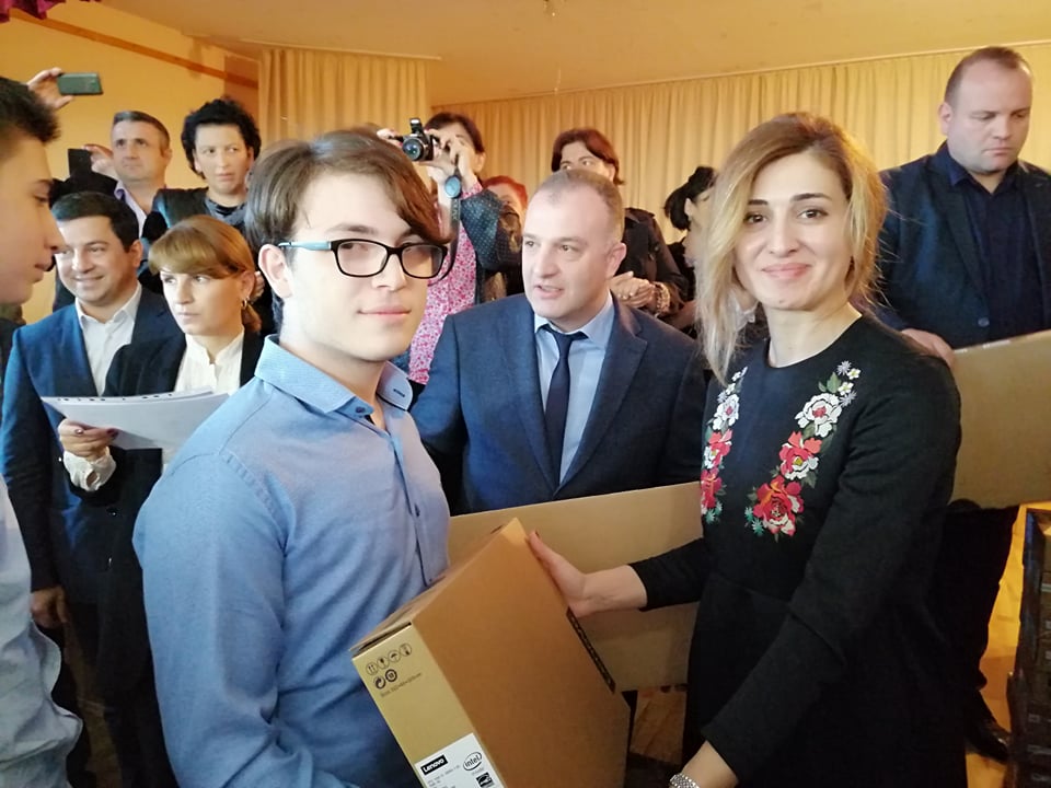საქართველოს სკოლების წარჩინებული მოსწავლეები  კომპიუტერებით ჯილდოვდებიან