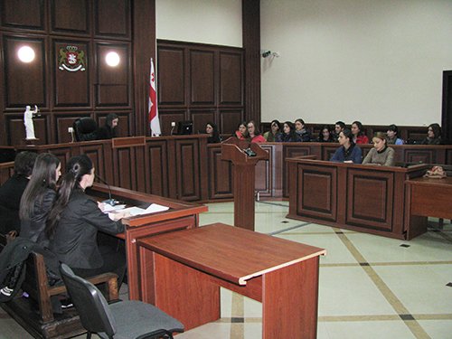 ცემისა და ჯგუფურად ჩადენილ დიდი ოდენობით გამოძალვაში სამი ბრალდებული დამნაშავედ იქნა ცნობილი