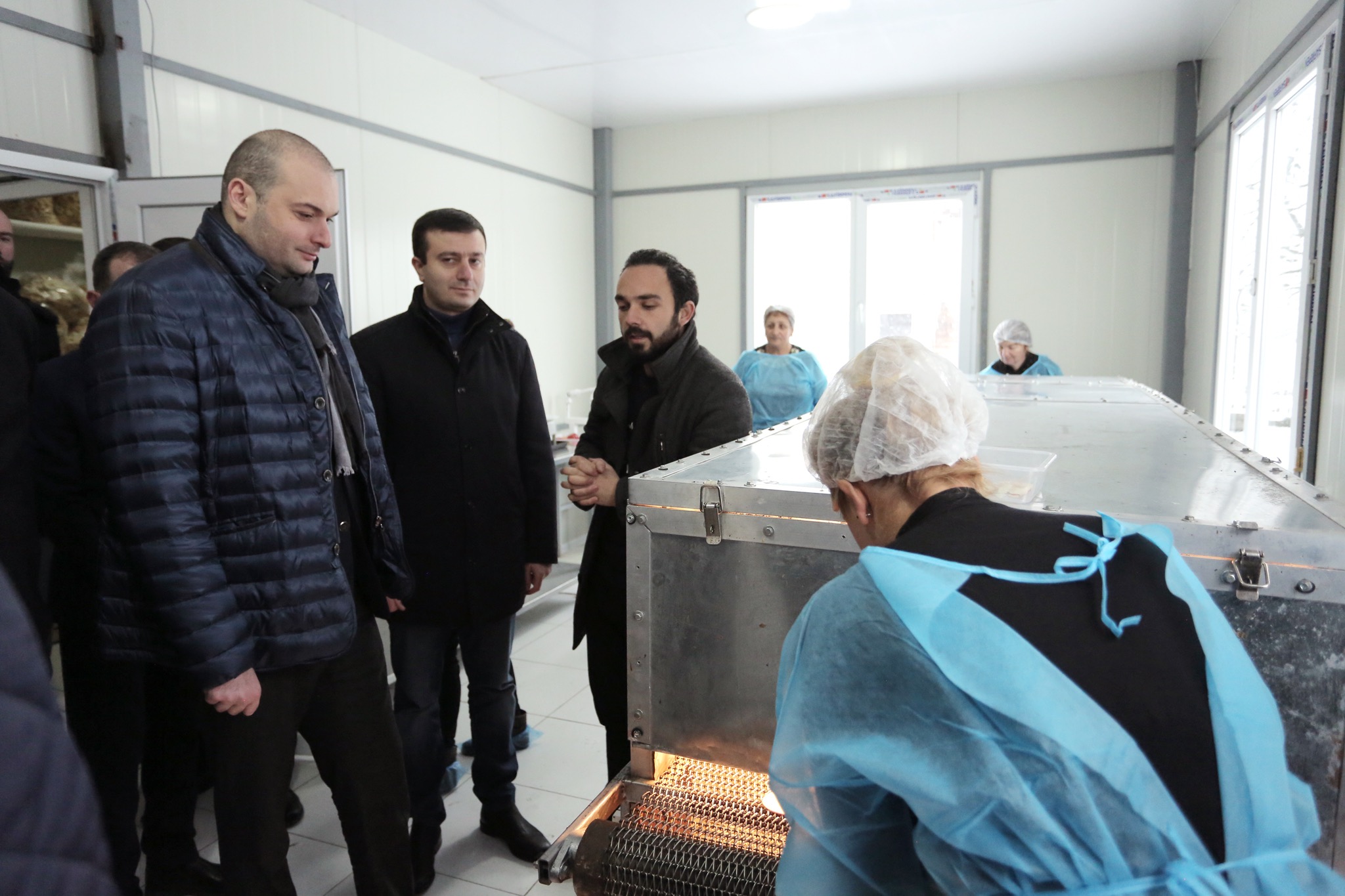 მამუკა ბახტაძემ სოფელ დიცში ვაშლის ჩიფსების საწარმო დაათვალიერა