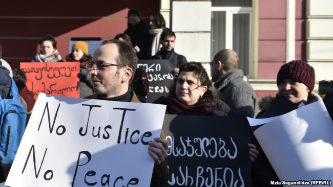 იუსტიციის უმაღლეს საბჭოსთან არასამთავრობო ორგანიზაციების წარმომადგენლებმა აქცია გამართეს