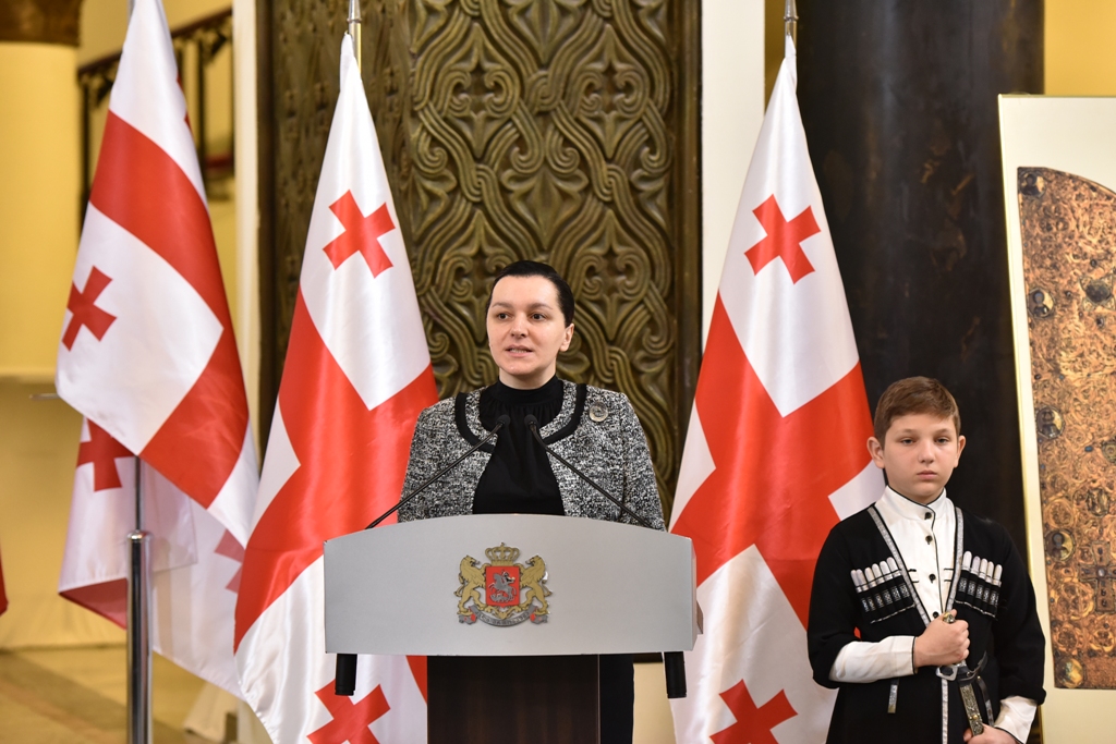 განათლების, მეცნიერებისა და კულტურის კომიტეტის ორგანიზებით საქართველო პარლამენტმა  ილია II-ის დაბადების დღისადმი მიძღვნილ ფოტოგამოფენას უმასპინძლა