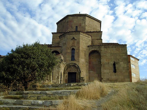 ჯვრის მონასტრის ჭიშკარი გახსნილია