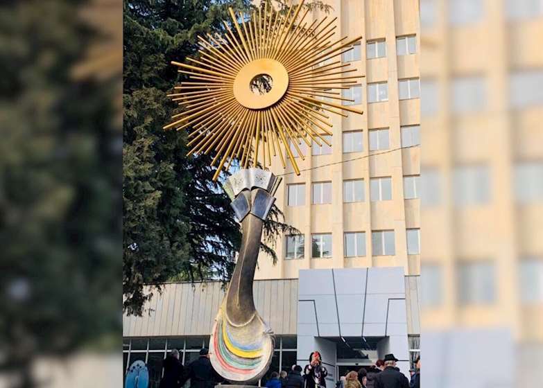 თბილისში ბედნიერების ძეგლი გაიხსნა