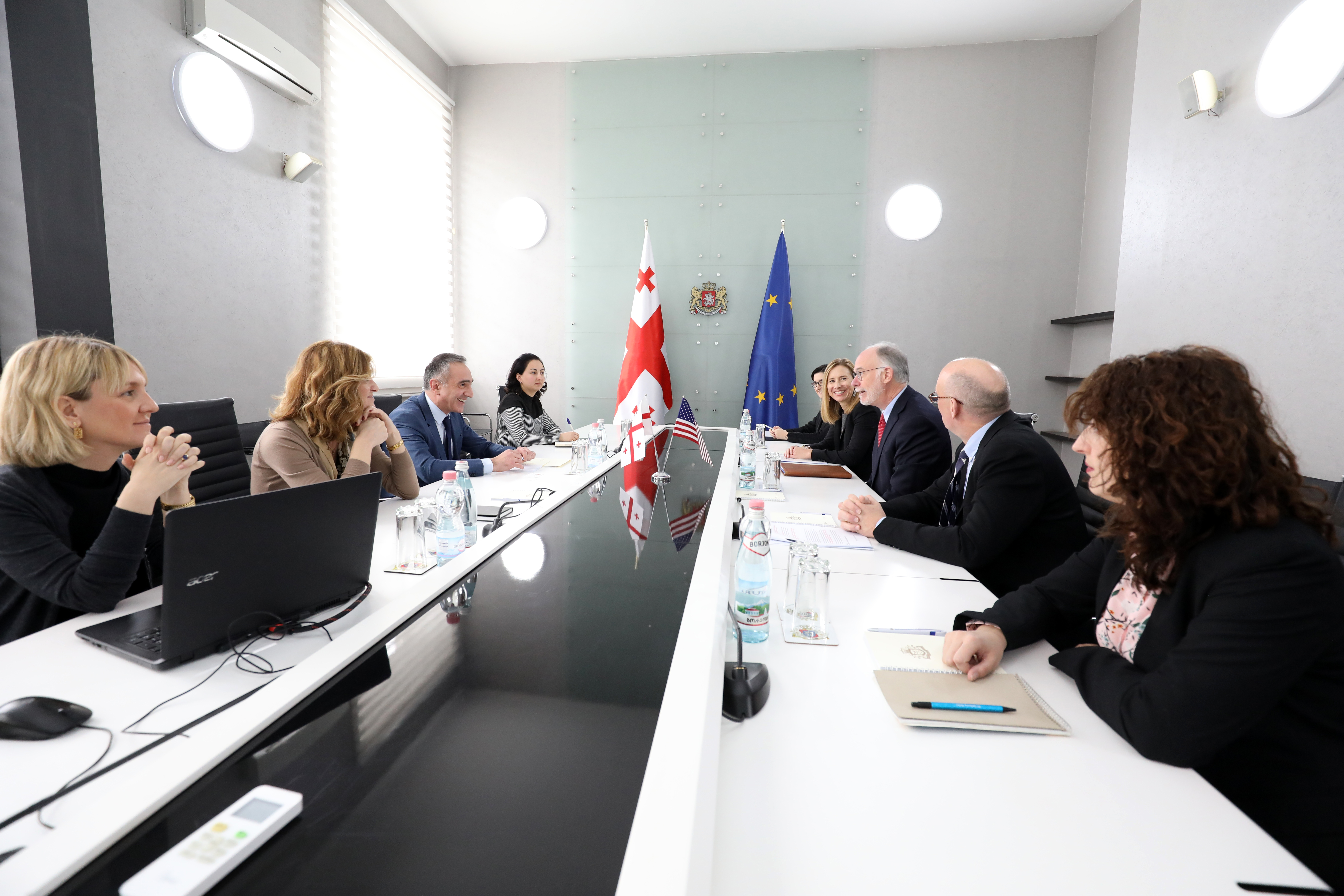 „საქართველოს აქვს ამბიციური გეგმები განათლების სექტორში, ეს არის ფუნდამენტური ქვეყნის მომავლისთვის და ჩვენ მზად ვართ, ამ პროცესის ნაწილი ვიყოთ“ – როს უილსონი, აშშ-ის ელჩის მოვალეობის შემსრულებელი