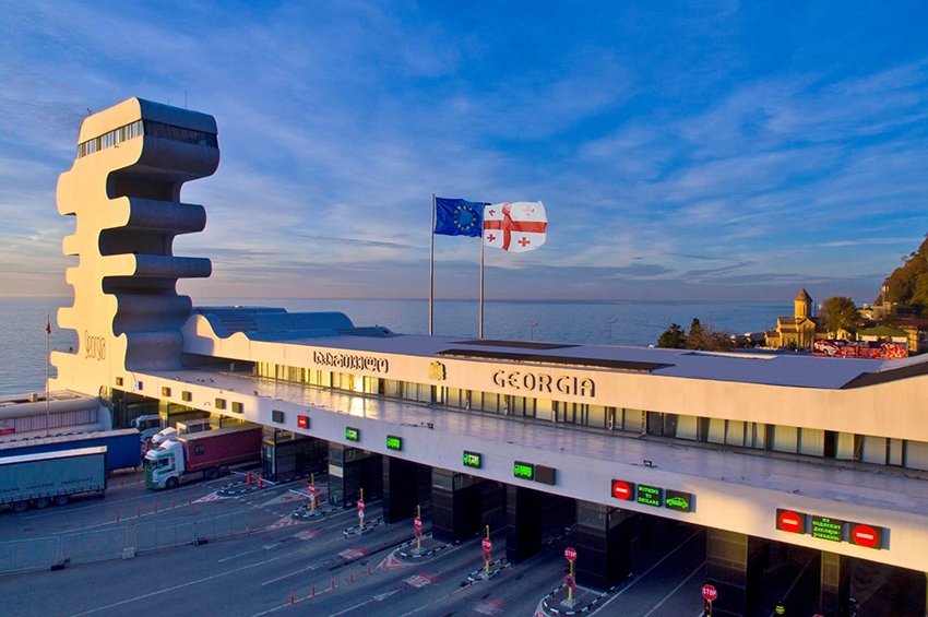 შსს – პოლიციამ სარფის საბაჟო პუნქტის მიმდებარედ, თურქეთში სარეალიზაციოდ გამზადებული ავტომატი და 7 030 ვაზნა ამოიღო