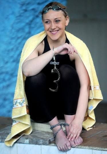 გინესის რეკორდსმენი- ანა ლომინაძემ ხელფეხშეკრულმა გადაცურა დარდანელის სრუტე