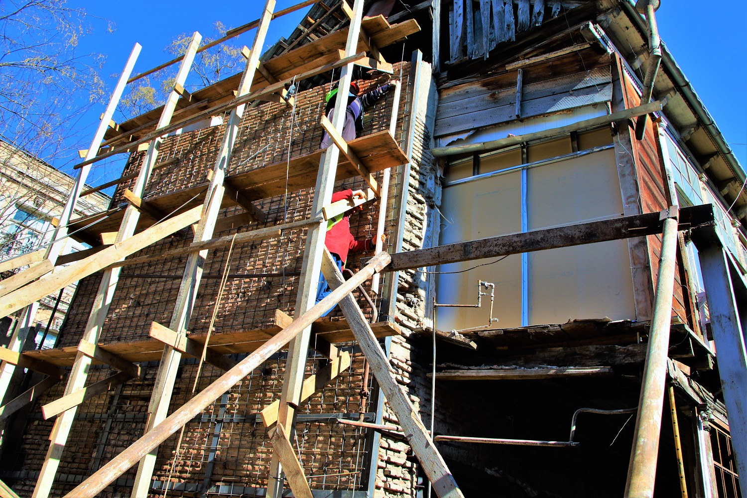 სულიაშვილის N8-ში საცხოვრებელი სახლის კაპიტალური გამაგრების სამუშაოები მიმდინარეობს