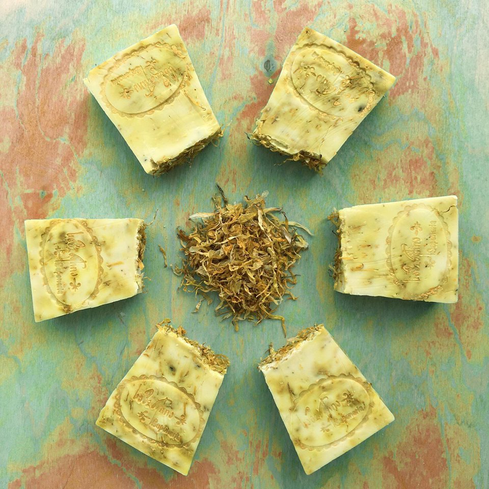 საპონერია-პროდუქციას ვამზადებთ მხოლოდ ნატურალური, მცენარეული და ორგანული ზეთებით, კარაქებით, თიხებით, სხვადასხვა მცენარითა და ეთერზეთებით