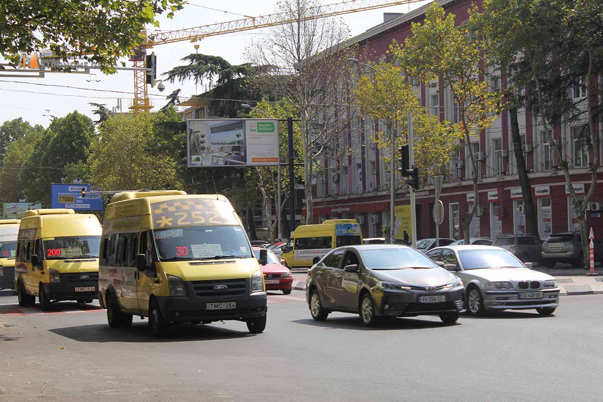 დამატებით 12 ქუჩაზე მიკროავტობუსები მხოლოდ საზოგადოებრივი ტრანსპორტის მოსაცდელებთან გაჩერდებიან