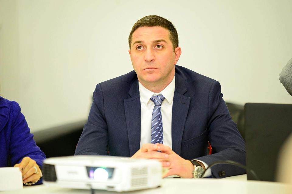 „უხილავი პლასტიკური ბარათები“ სესხების აღებას საფრთხეს უქმნის