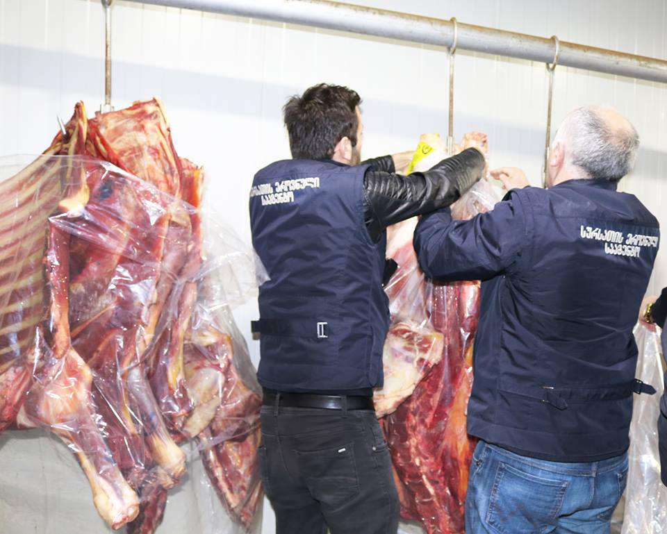 თბილისში 1 ტონამდე ვადაგასული და საეჭვო წარმომავლობის ხორცი ამოიღეს