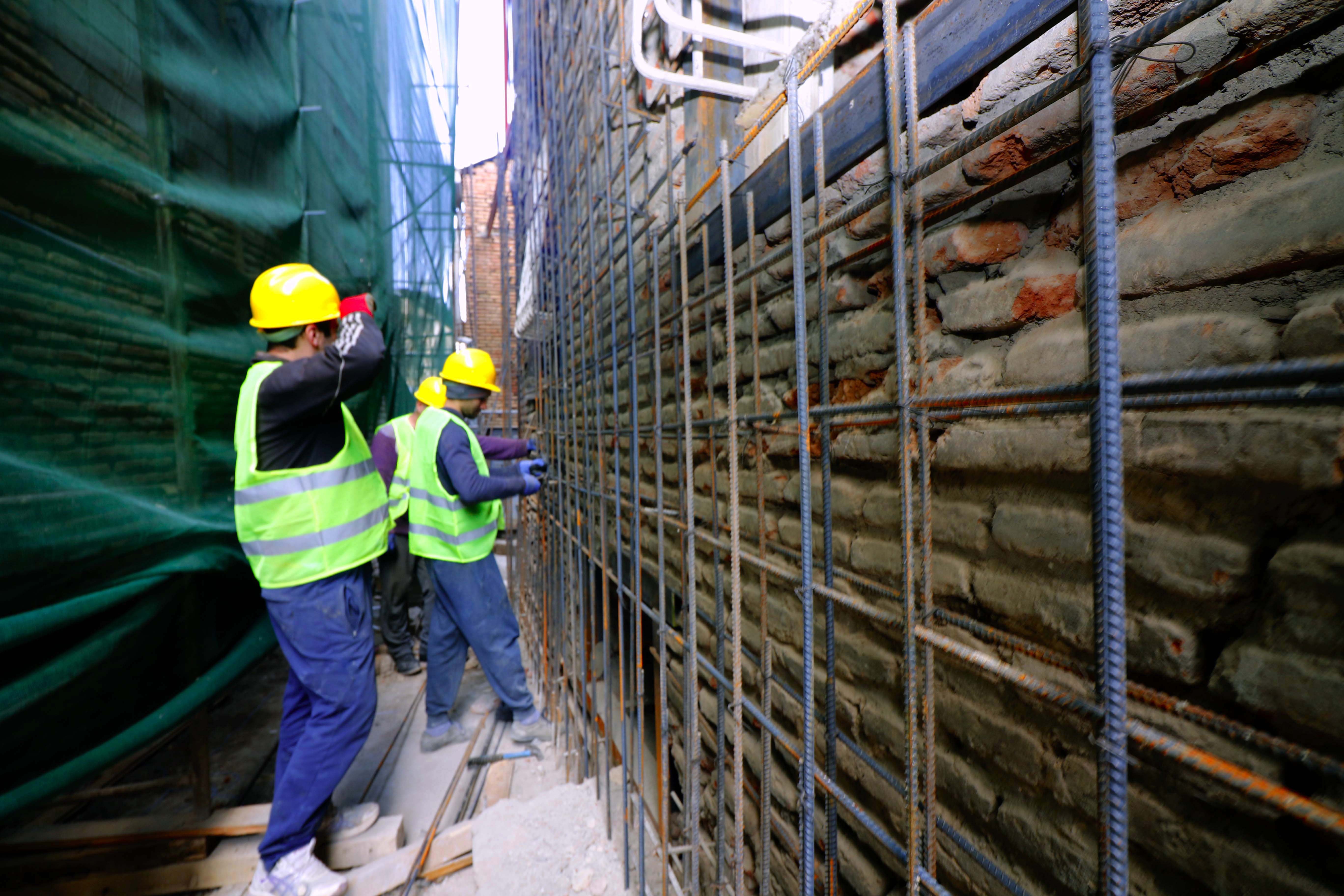 მთაწმინდაზე მრავალბინიანი ავარიული სახლების კაპიტალური გამაგრება მიმდინარეობს