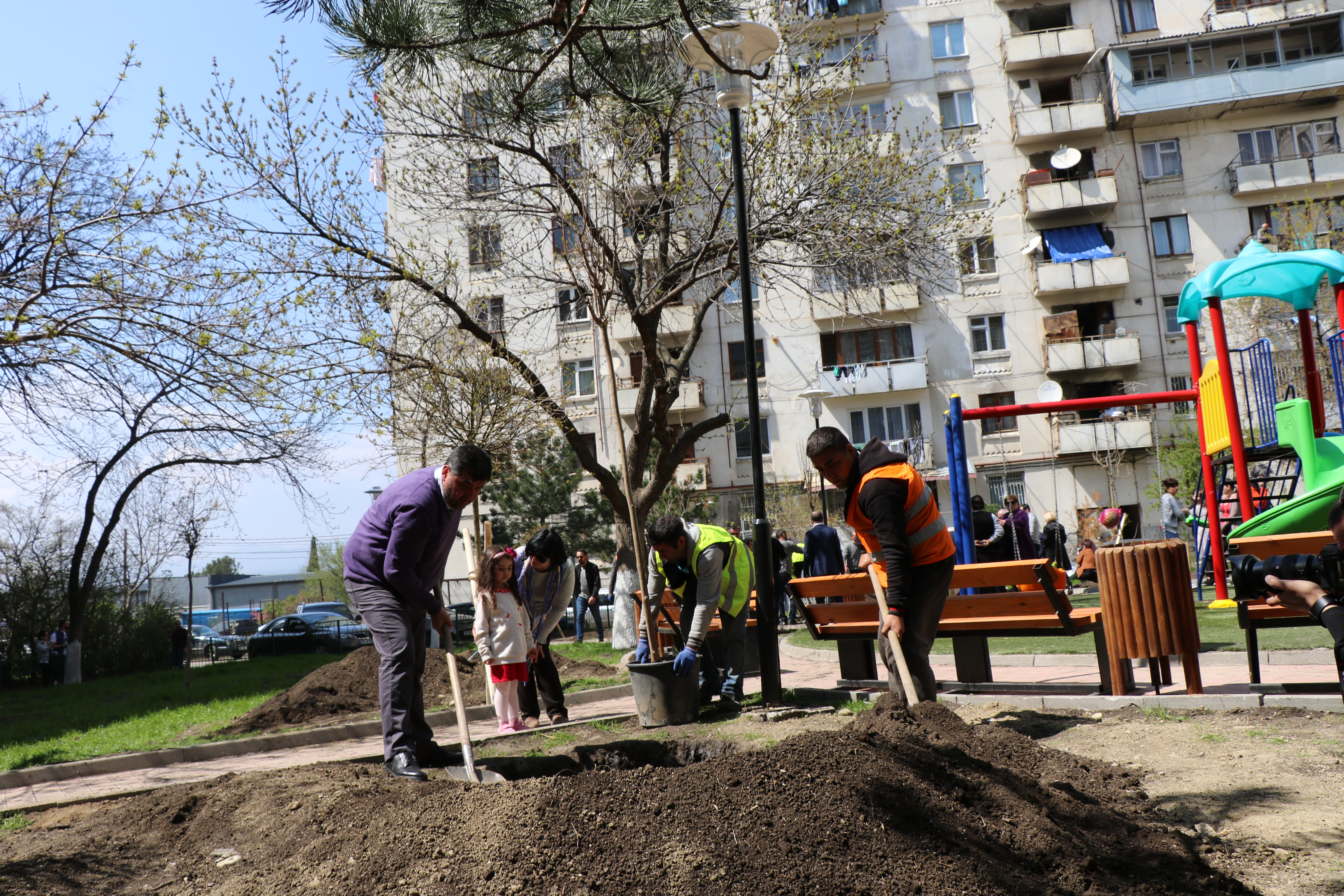 გლდანის რაიონში გამწვანების სამუშაოები მიმდინარეობს