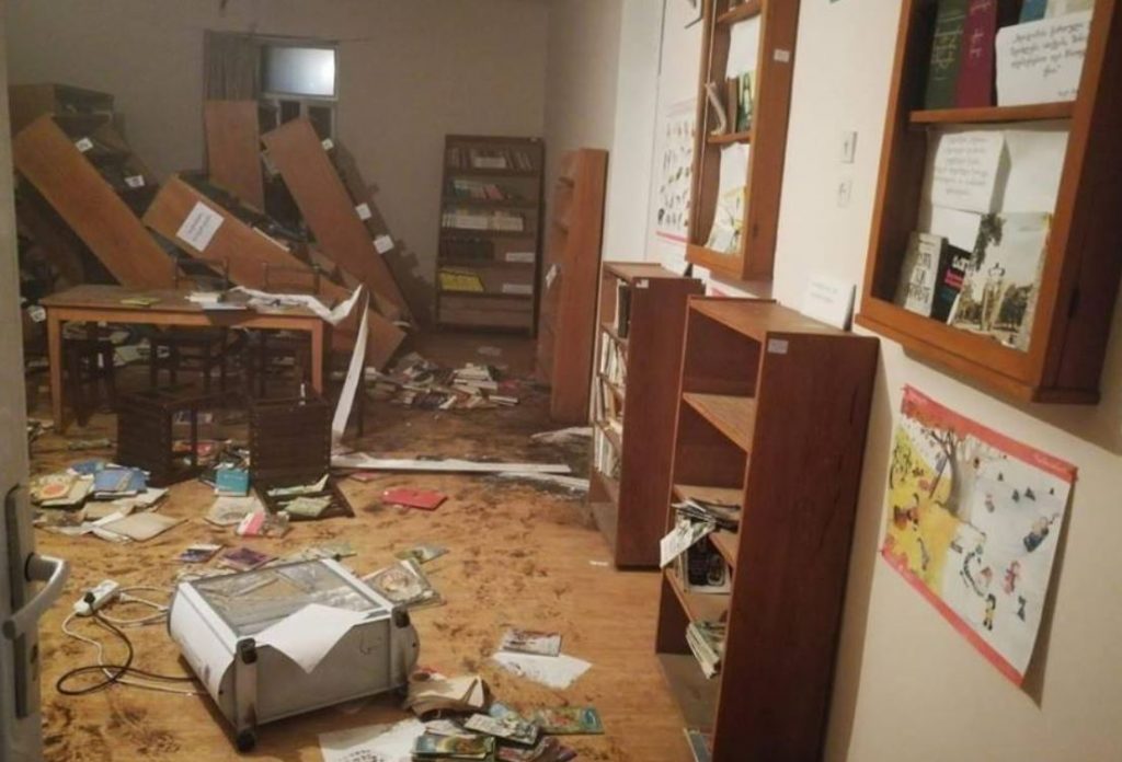 სოფელ ვეჯინში ბიბლიოთეკა დაარბიეს