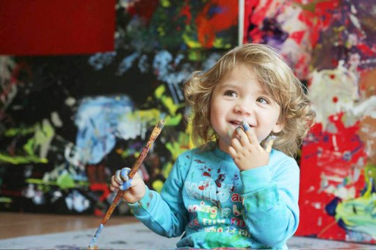 ყველაზე პატარა ავსტრალიერლი აბსტრაქციონისტი, რომელმაც  ხატვა სიარულთან ერთად ისწავლა