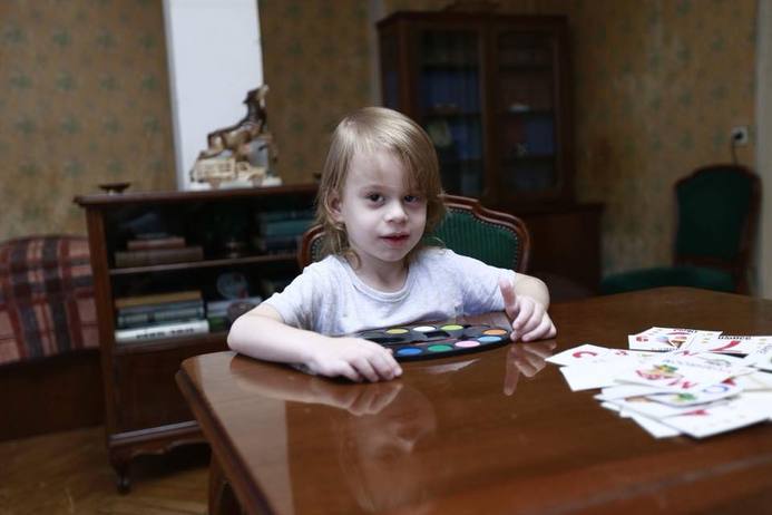 5 წლის ალექსანდრე ჯაჭვაძე-ბავშვი, რომელსაც 7 ენაზე კითხვა და საუბარი შეუძლია