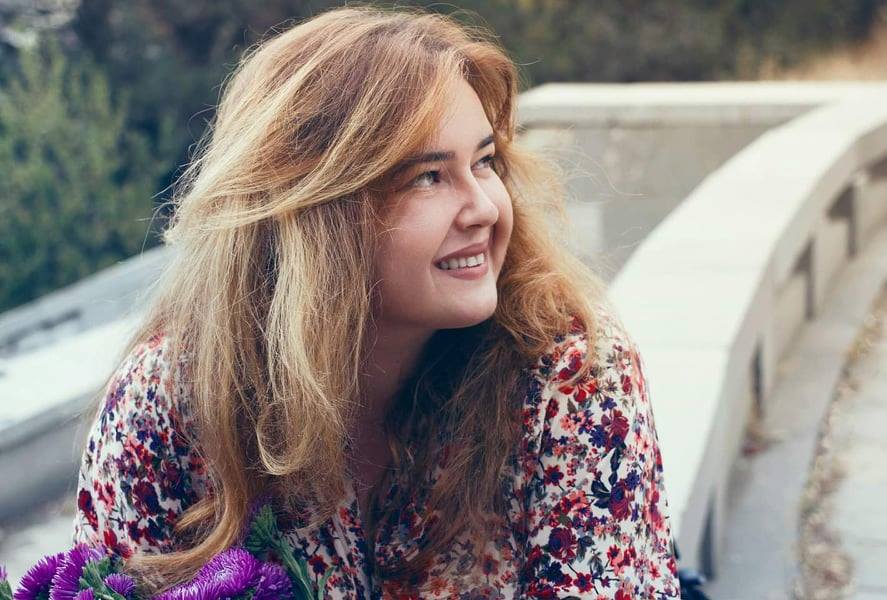 წყალი, ყვავილები და რძიანი აბაზანა – გვანცა მაღლაკელიძე მოდელებს ფოტოებს რძიან აბაზანებში უღებს