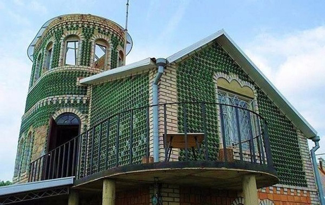 ბოთლებისგან აშენებული აგარაკი-უცნაური საჩუქარი ქორწილის წლისთავისთვის