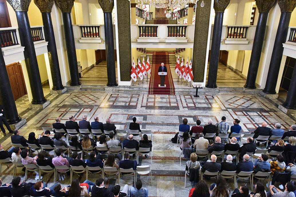 პარლამენტში საერთაშორისო ოლიმპიადებსა და კონფერენციებში გამარჯვებული ახალგაზრდები დააჯილდოეს
