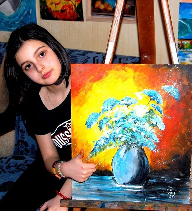 700-მდე ნახატის ავტორი 9 წლის თბილისელი გოგონა, რომელსაც მეორე ელენე ახვლედიანს უწოდებენ