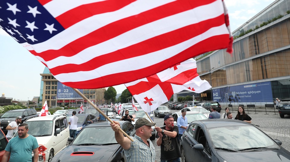 აქციის მონაწილეები შსს-სთან  მართავენ აქციას