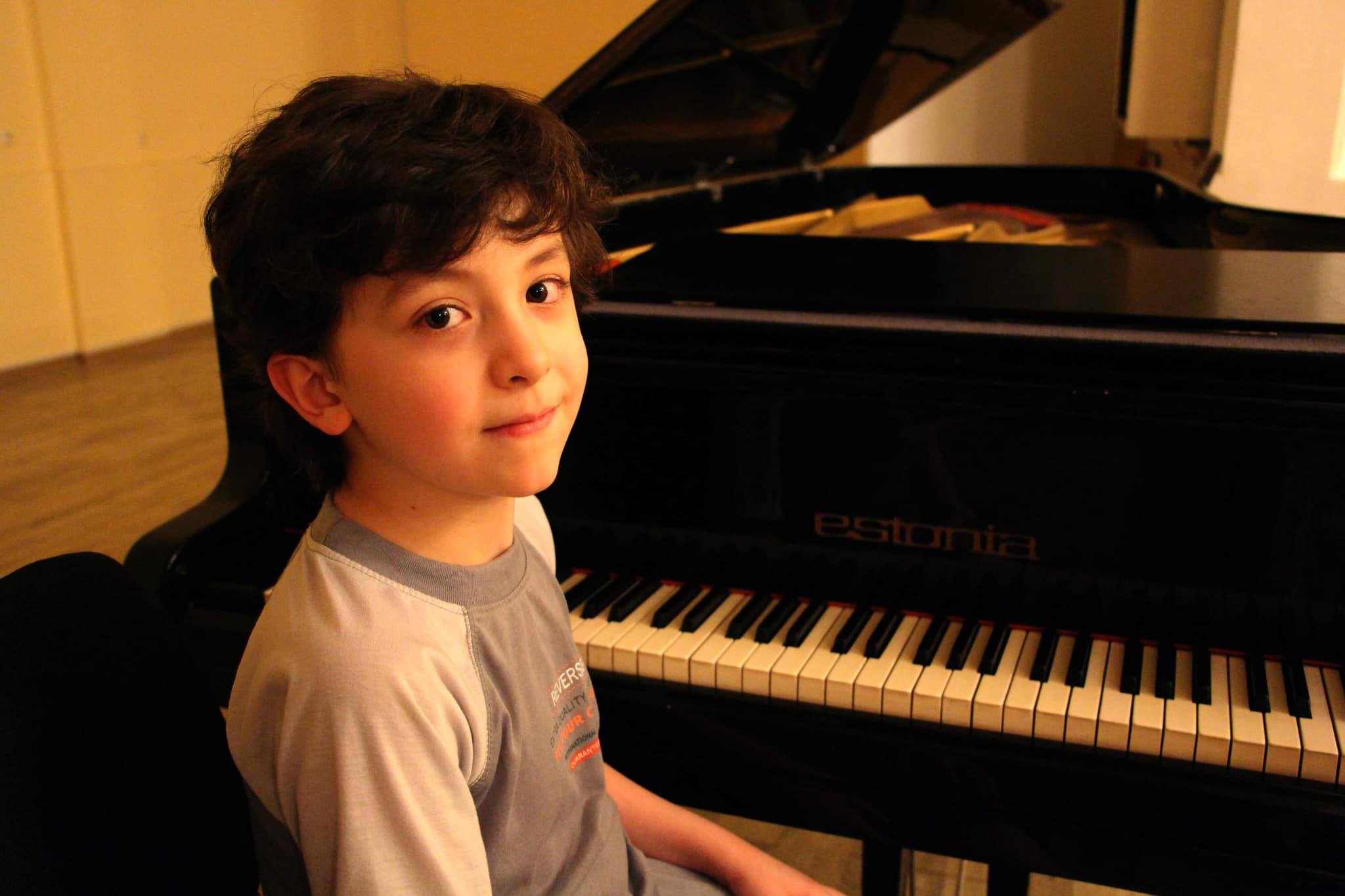 ცხრა წლის ქართველი „მოცარტის” ამბავი და დედის ხსოვნისადმი მიძღვნილი პირველი კონცერტი