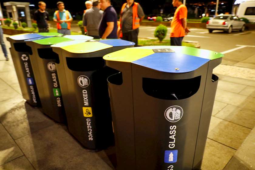 რუსთაველის გამზირზე ნარჩენების დასახარისხებლად 80 ურნა დაიდგა