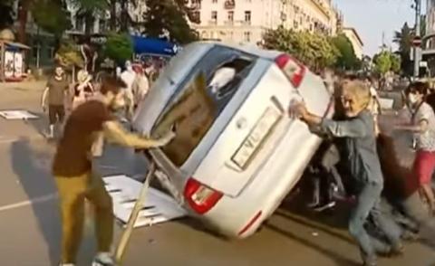 დემონსტრანტებმა მაღაზიის და სახლების მინები ჩაამტვრიეს და მანქანა ამოატრიალეს