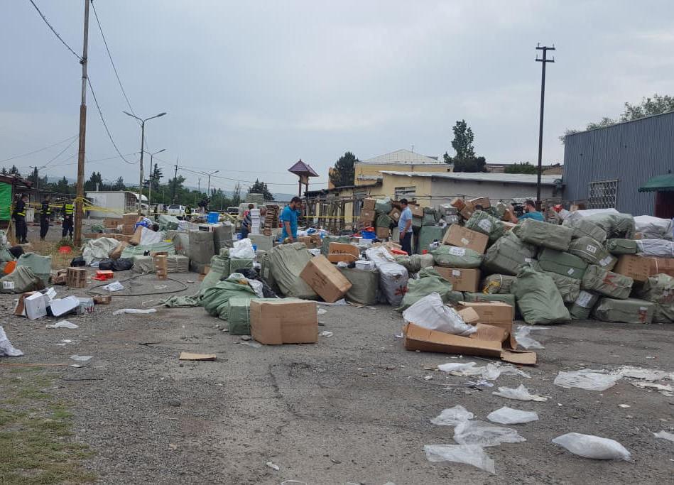 ლილოში, ე.წ. ჩინურ ბაზრობაზე, მაღაზიის მეპატრონეები ხანძრისგან გადარჩენილ პროდუქციას ახარისხებენ