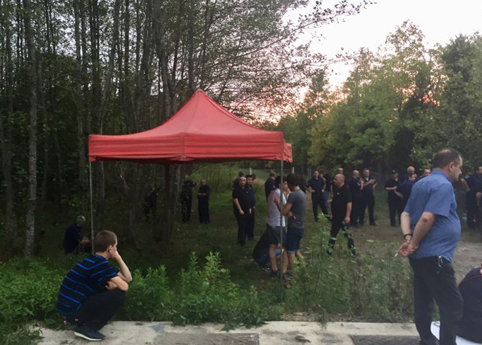 შეკვეთილში, დენდროლოგიური პარკის შესასვლელთან აქციის მონაწილეებმა კარავი გაშალეს