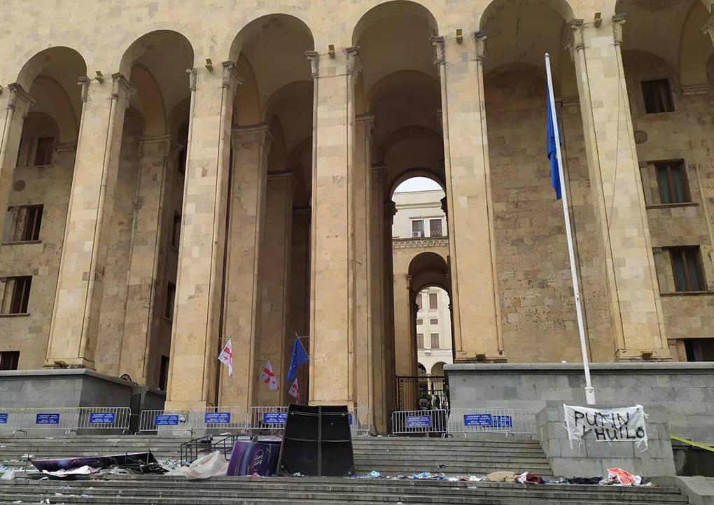 პარლამენტის წინ პოლიციის თანამშრომლები, ექსპერტ-კრიმინალისტები და დასუფთავების სამსახურის თანამშრომლები იმყოფებიან