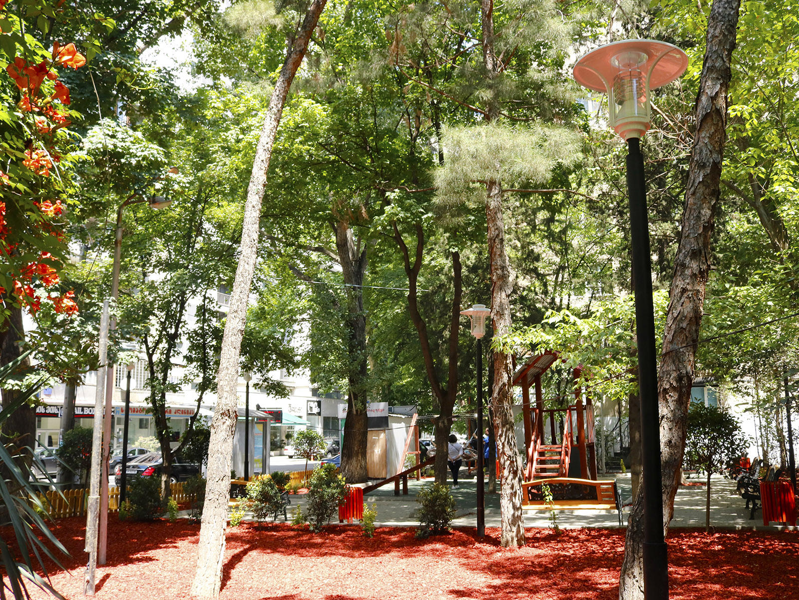 ბახტრიონის ქუჩაზე სკვერის რეაბილიტაცია დასრულდა