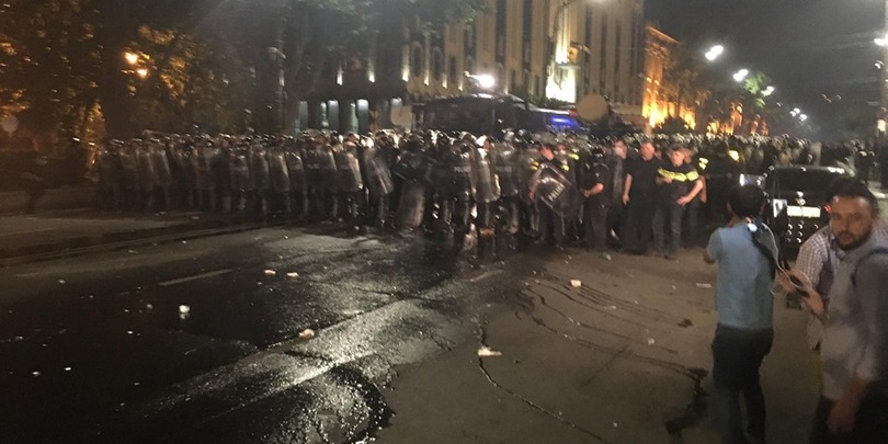 აქციის მონაწილეების დასაშლელად სპეცრაზმმა წყლის ჭავლის გამოყენება დაიწყო