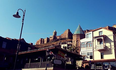 სხვადასხვა რელიგიის წარმომადგენლების სალოცავები ერთ სივრცეში – ძველი თბილისი (ფოტოკოლაში)