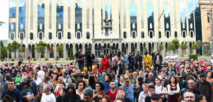 პარლამენტთან აქცია განახლდა