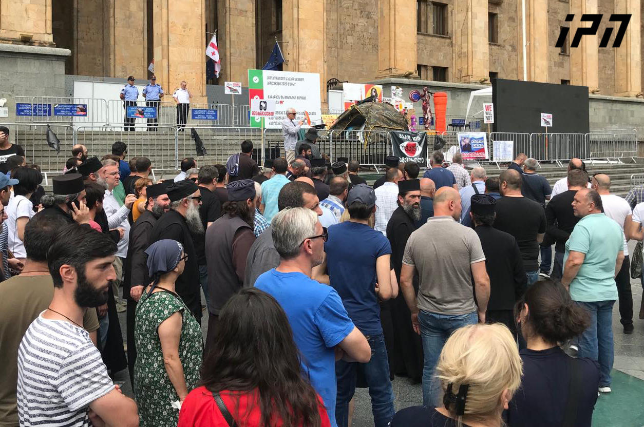 პარლამენტთან აქციაზე ანტისაოკუპაციო მოძრაობის წარმომადგენლებსა და „თბილისი პრაიდის“ მოწინააღმდეგეებს შორის ინციდენტი მოხდა